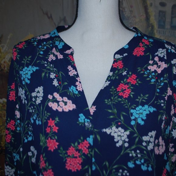 3/$30 - Floral V-neck Button-up Blouse - L - Picture 3 of 12